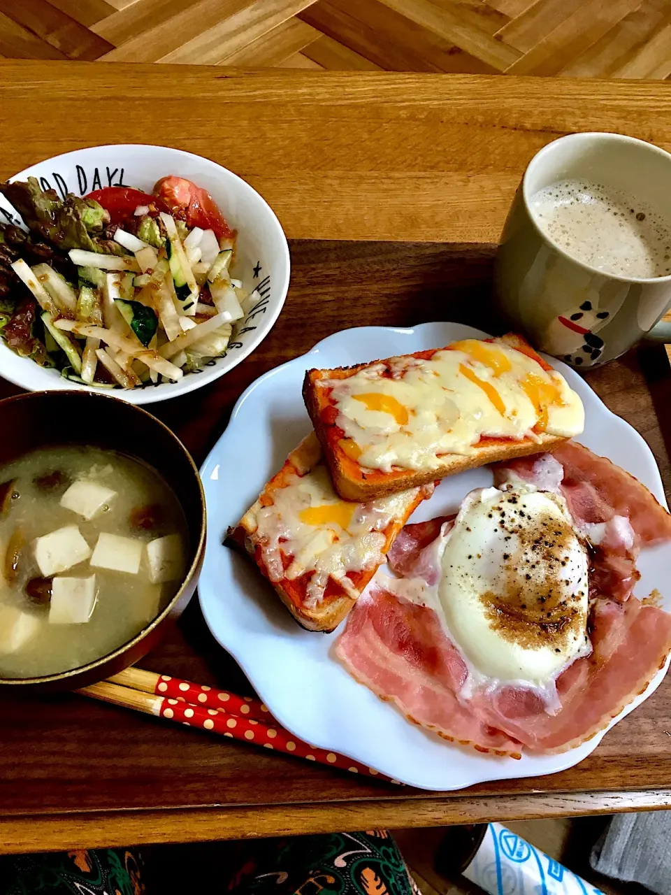 朝食🍴ピザトースト、なめこ味噌汁、大根サラダ、目玉焼き|ともさん