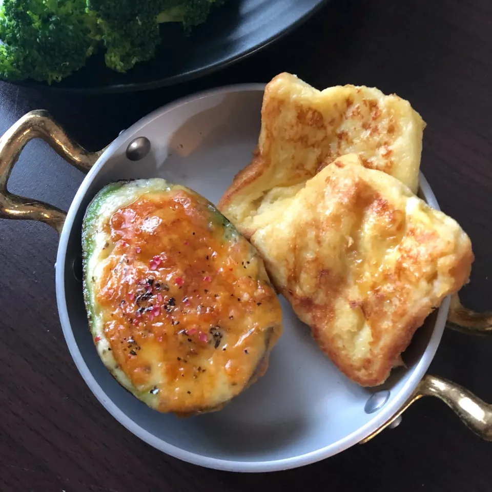 Snapdishの料理写真:アボカドチーズ焼きとフレンチトースト♫|ふじこさん