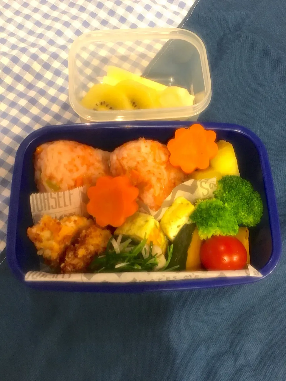 Snapdishの料理写真:5／21(火)幼稚園年少弁当
揚げないチキンカツ、ツナトマトライスおにぎり|airi-nさん