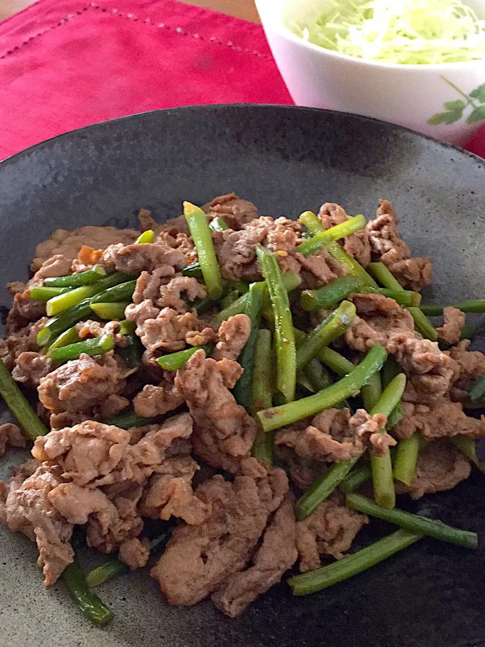 Snapdishの料理写真:牛肉とニンニクの芽スタミナ炒め💪|おかちさん