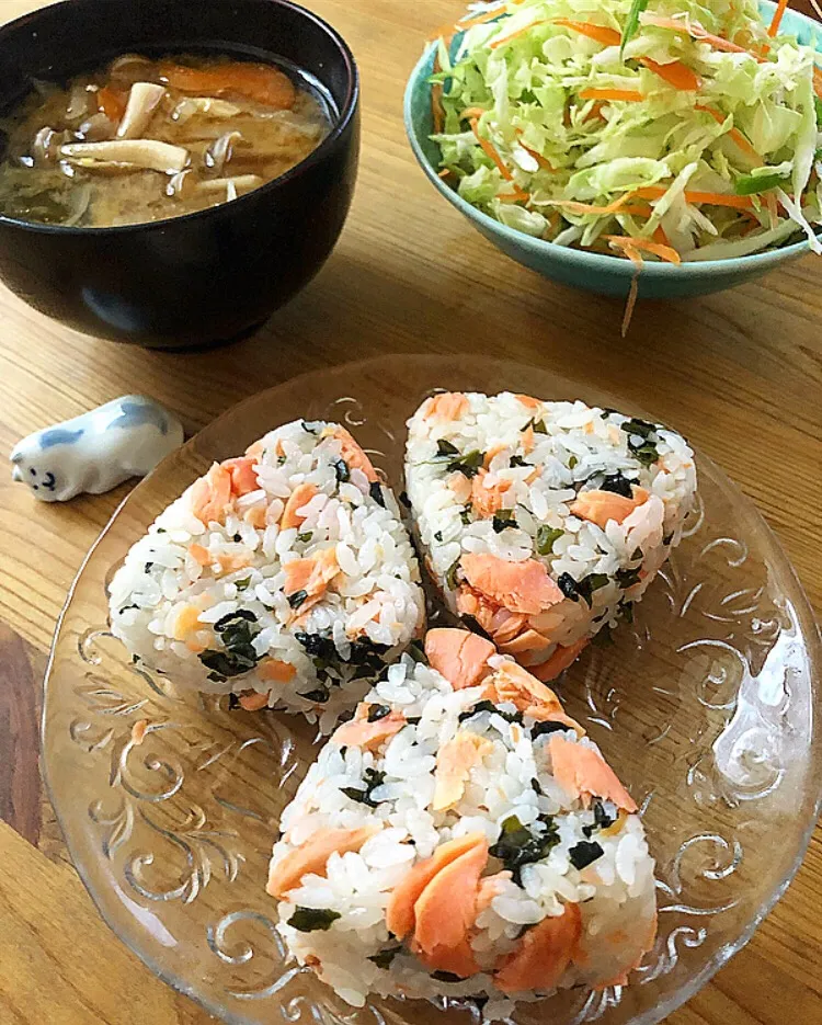 🍙 鮭わかめおにぎり定食 100均ダイソーのおにぎりの型使用|ガク魁‼︎男飯さん