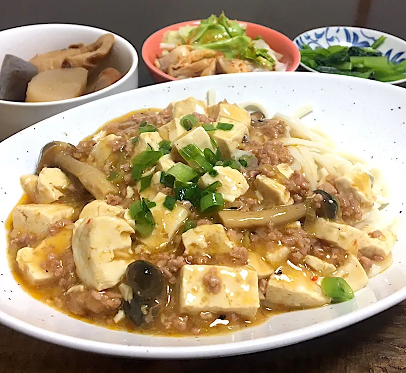 朝ごはん☀️☀️☀️断酒40日目
マーボーうどん  おでん  サラダ  小松菜の浅漬け 
まかない料理を テイクアウトしてアレンジ。|ぽんたさん