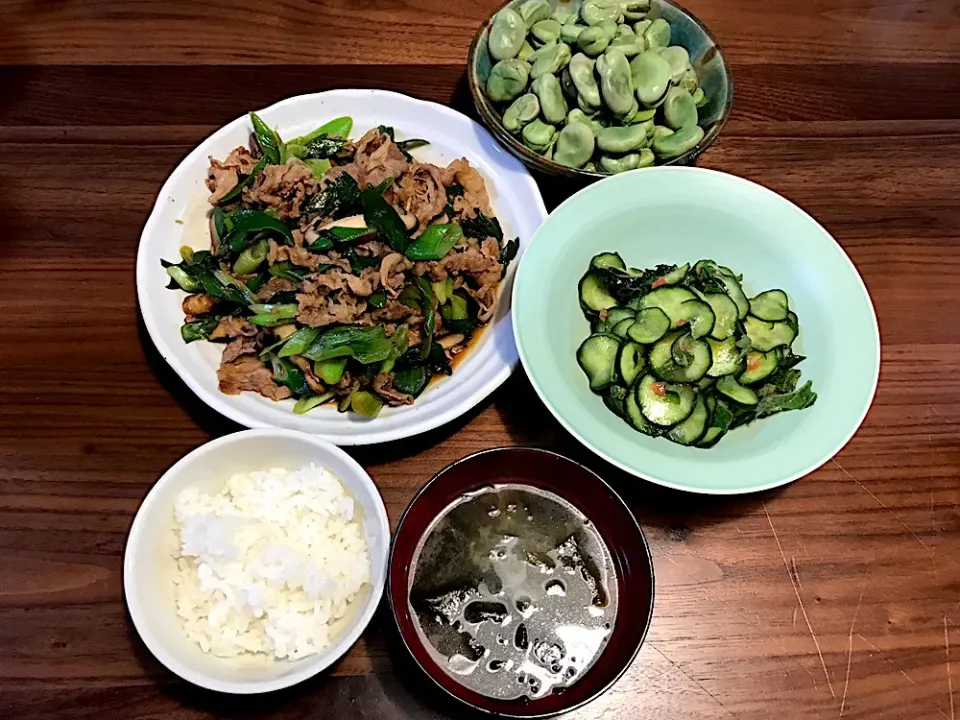 夜ご飯（牛肉と九条ねぎの甘辛炒め、そら豆、きゅうりと大葉の梅肉和え）|ayaro1004さん