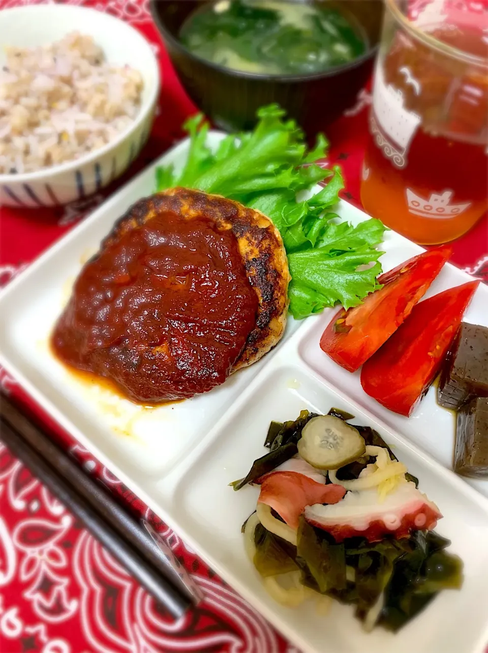 今日の夕飯🍚豆腐ハンバーグ、タコとわかめの酢の物、こんにゃく甘辛煮、雑穀米etc|琥珀さん