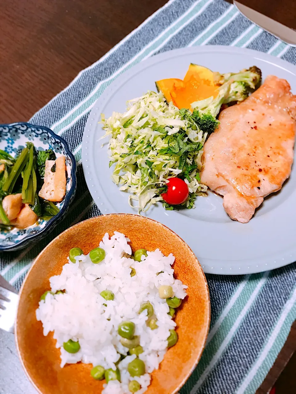 夕飯
ポークステーキとグリンピースご飯|Atsukoさん