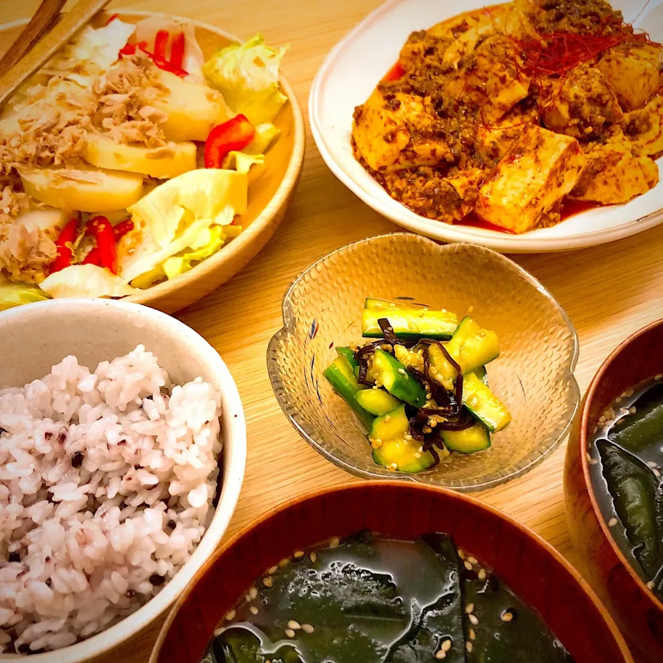 きょうの夜ごはん#麻婆豆腐#ボリュームサラダ#きゅうりの塩昆布和え#わかめスープ#ふたりごはん|ゆかｕさん