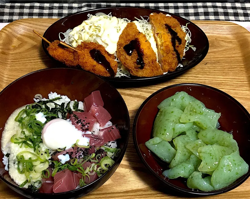 今日の夕食
☆マグロとろろ丼
☆こんにゃくの刺身
☆豚肉と玉ねぎの串カツ
☆マヨ玉カツ
☆千切りキャベツ|まぁたんさん