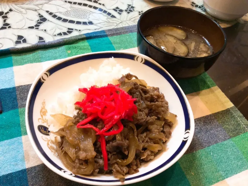 美味しい牛丼😋
茄子のお味噌汁🍆|アライさんさん