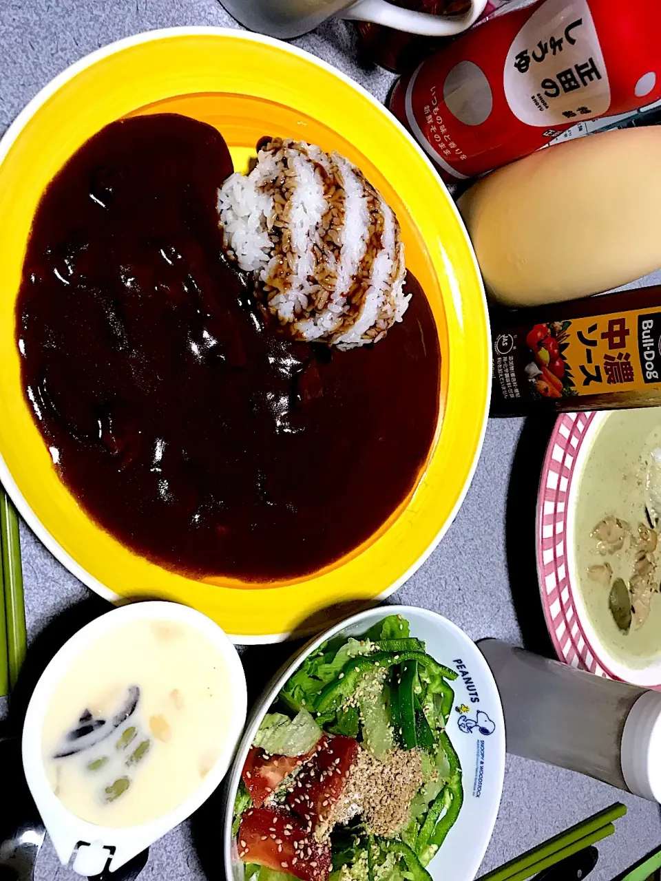 ソースはご飯の方にかける派です #夕飯 カレーライス、レタスピーマントマトごま塩サラダ、冷茶碗蒸し|ms903さん