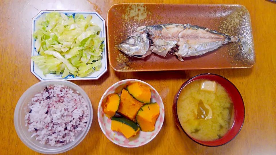 ５月１７日　鯵の塩焼き　塩キャベツ　かぼちゃの塩煮　わかめとお麩のお味噌汁|いもこ。さん