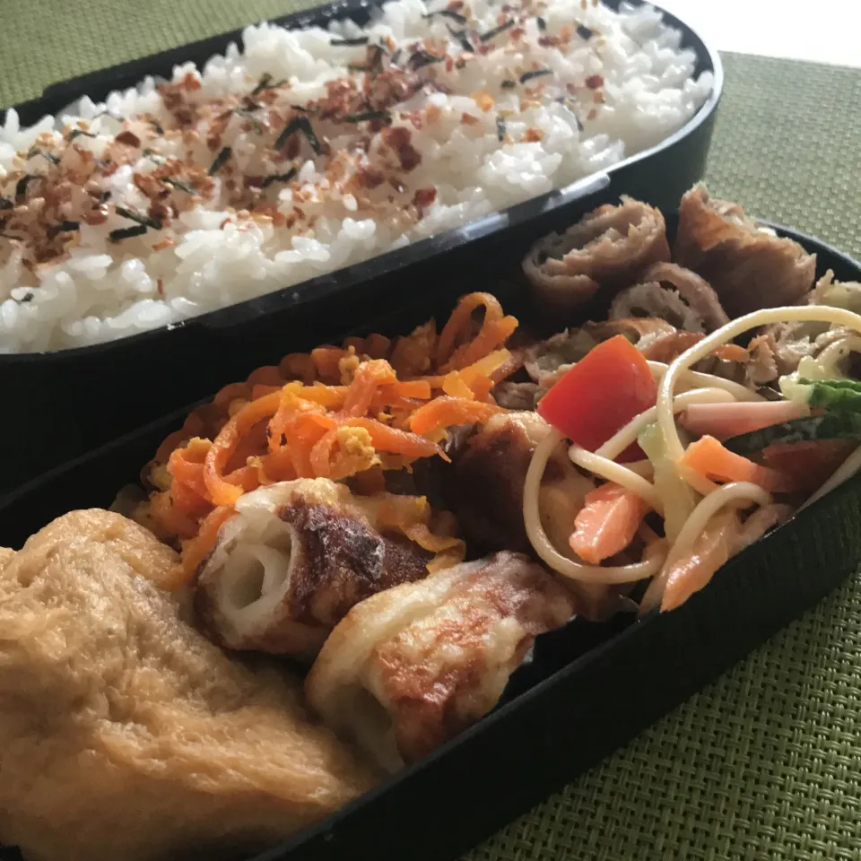 今日のお弁当🍱
油揚げの袋煮
人参しりしり
ナスの肉巻き

今日から
しばらく暑くなりそうです
体調管理に気をつけてね。

今日も気をつけて
いってらっしゃい👋😊|mokoさん