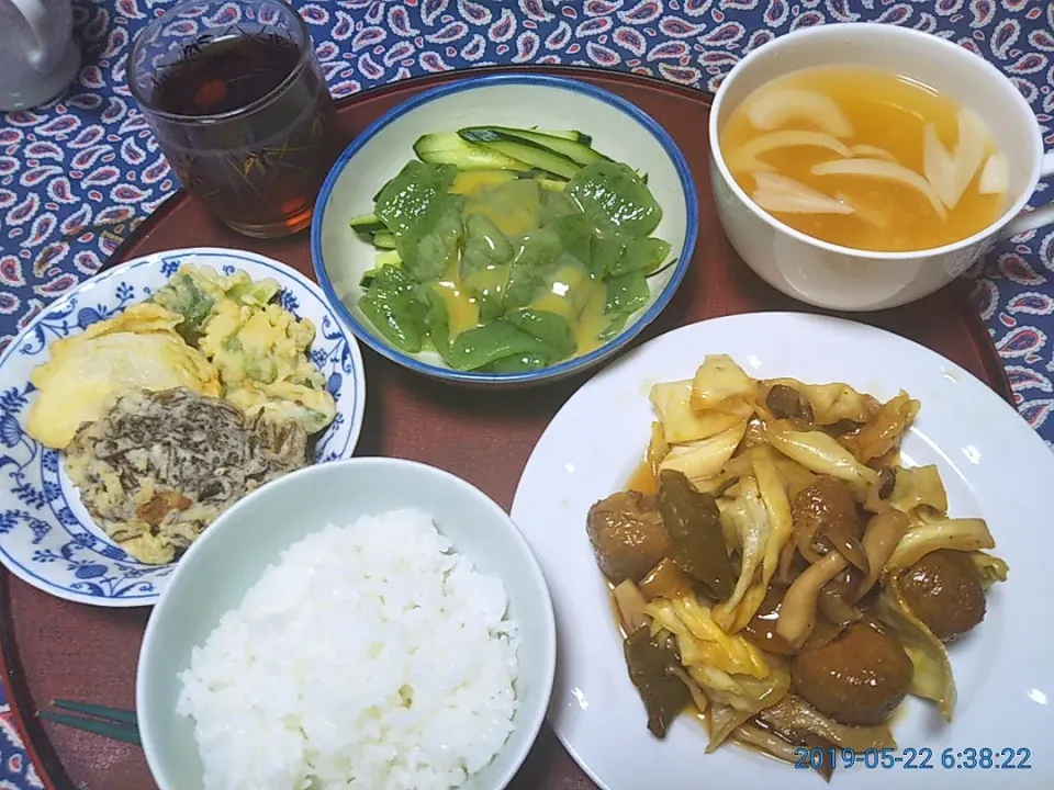 よねばーばの朝ごはん
肉団子とキャベツ、ピーマン、しめじの炒め物
刺し身蒟蒻
もずく、新玉ねぎ、オランダ豆
ご飯、麦茶|yoneばーばさん