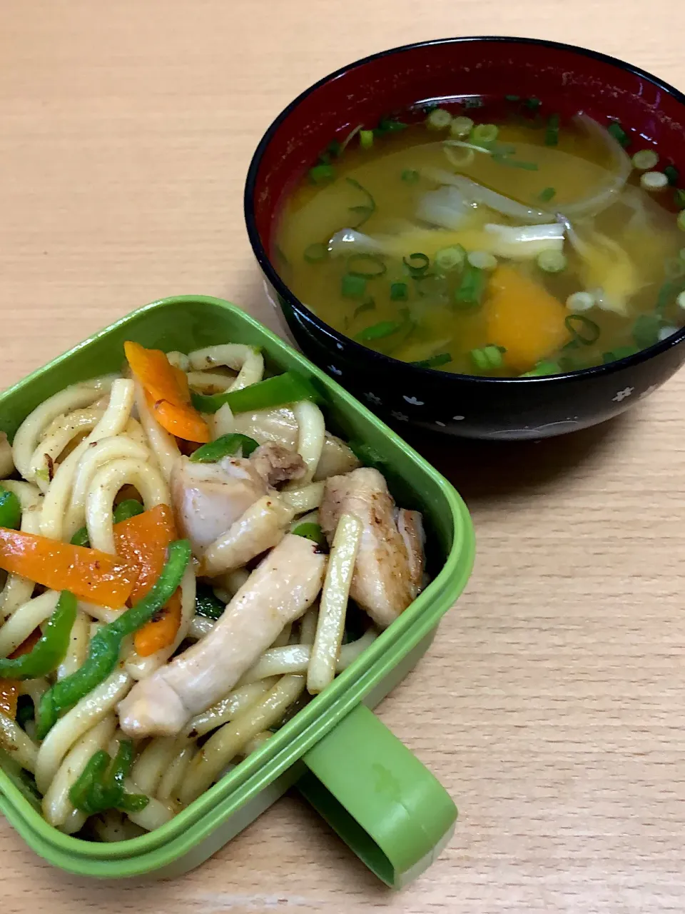 Snapdishの料理写真:焼うどんと舞茸とかぼちゃの味噌汁|あるくさん