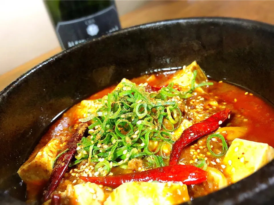 Snapdishの料理写真:ウーシャン香る！SPICY麻婆豆腐
#麻婆豆腐
#ウーシャン
#唐辛子
#甜麺醤
#豆板醤
#辛いの大好き
#豆腐料理
#石焼き|Miyuki Tanakaさん