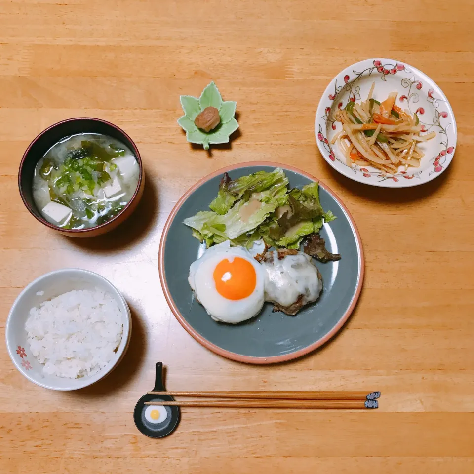 目玉とチーズのWハンバーグ🍳🧀
3色きんぴら🥔🥕|ちゃみこさん