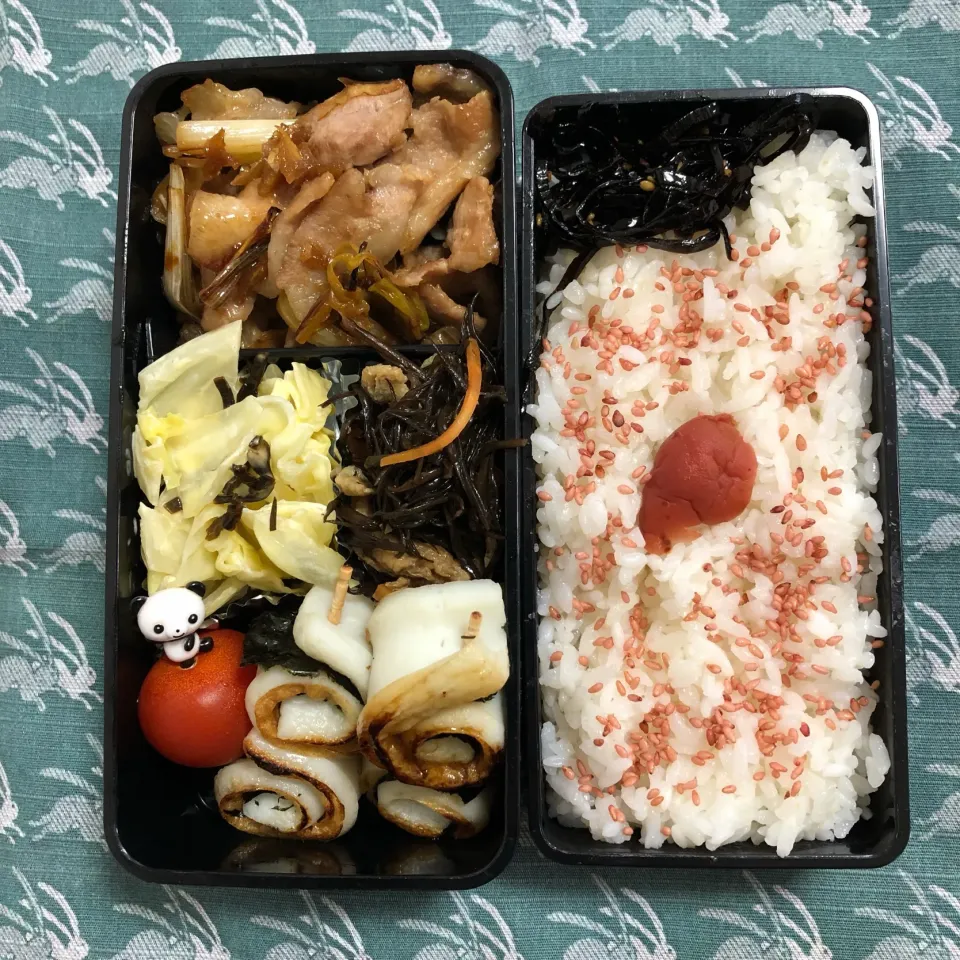 Snapdishの料理写真:5/22
豚と長ねぎの生姜焼き
ひじき煮
キャベツの塩昆布マヨ和え
ちくわくるくる巻き（海苔）
ミニトマト🍅|aichanさん