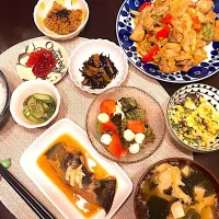 アスリート飯🍴鶏肉で回鍋肉、カレイの煮付け🐟卵サラダや、モッツァレラチーズなどでタンパク質たっぷり補給！|まなさん