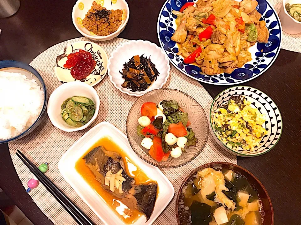 アスリート飯🍴鶏肉で回鍋肉、カレイの煮付け🐟卵サラダや、モッツァレラチーズなどでタンパク質たっぷり補給！|まなさん