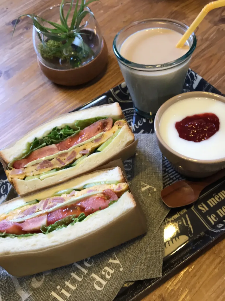 Snapdishの料理写真:サンドイッチでおひとり様ブランチ|sokatanさん