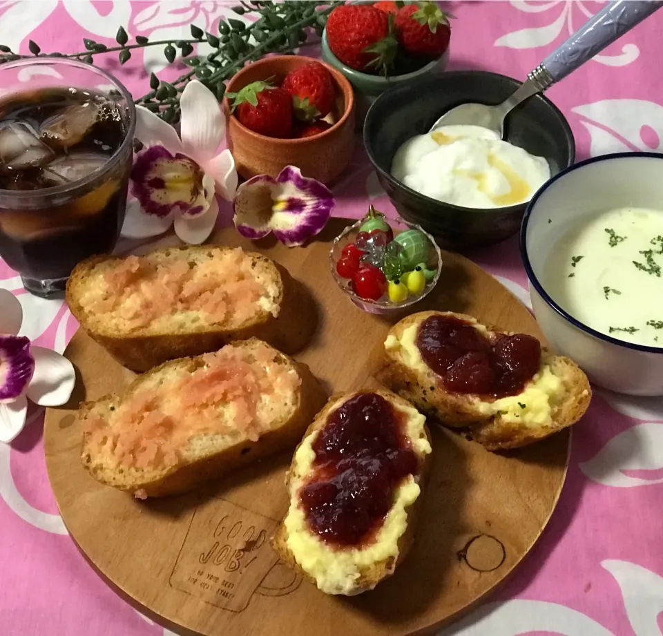 Snapdishの料理写真:わさびたらこバゲットと手作りイチゴジャムカスタードで朝ごパン🥖|noeさん