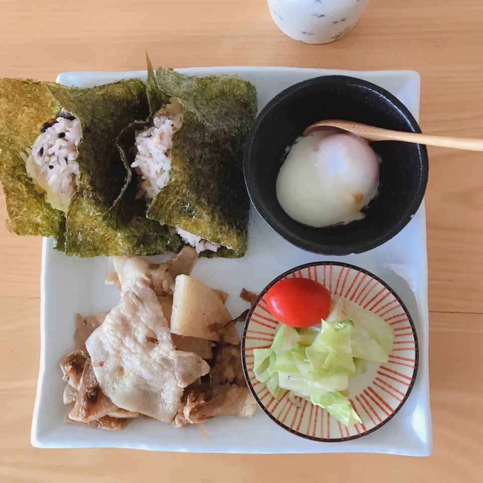 おにぎりと豚大根おかか炒め(*´―`*)お昼ご飯|サチャンさん