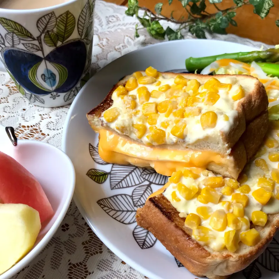 🥪がっつり行くゼ❗️ハムチーズメルト🧀ホットサンドに マヨコーン🌽乗せてトーストした heavyサンド🥪🍴|Hollyさん