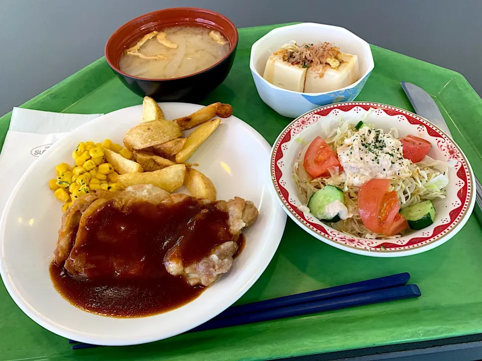 Snapdishの料理写真:チキンソテーマデラソース、冷奴、ツナとトマトのサラダ、味噌汁|Tadahiko Watanabeさん