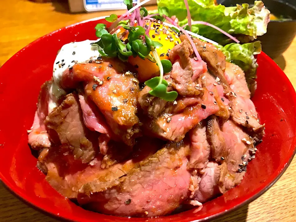 Snapdishの料理写真:ダイエットの精神に反し、ローストビーフ丼を昼食にしてしまいました🐷このお店、久しぶりに訪れたら、流行ったお陰か…豪快にお値段が上がってましたわ💸その割にご飯ばっかり量が増えて、肉の量は変わらないという疑惑が湧いてしまったのでした😭|にゃあ（芸名）さん