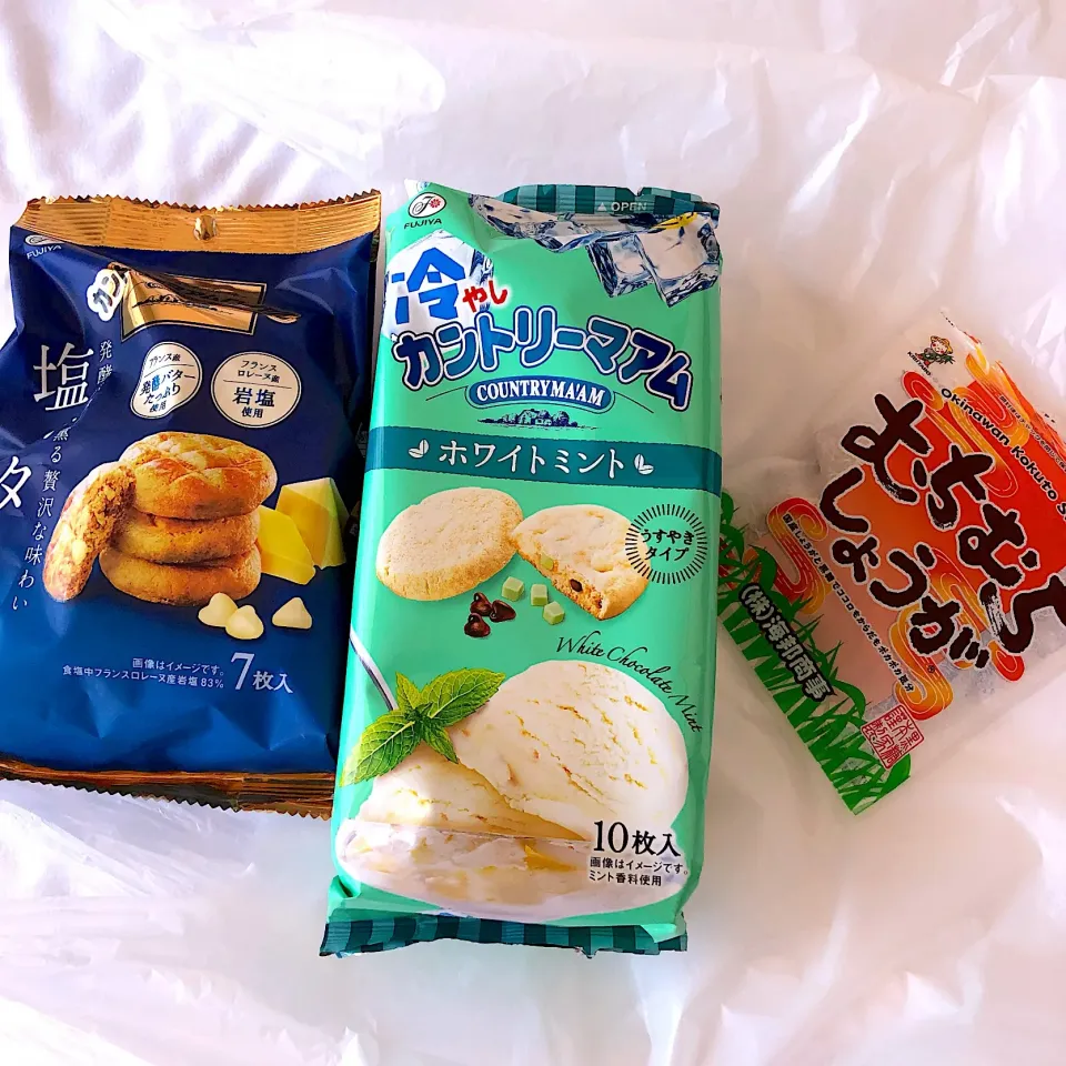 Snapdishの料理写真:街の方のマックスバリューに行ってきました〜
もっと沢山お菓子買いたかったね〜
でもご飯美味しく食べるために少しね。
ミントのカントリーマアムは初めて〜💚
色んな黒糖売ってたけど、あれって飴⁉️料理用❓|Makokoさん