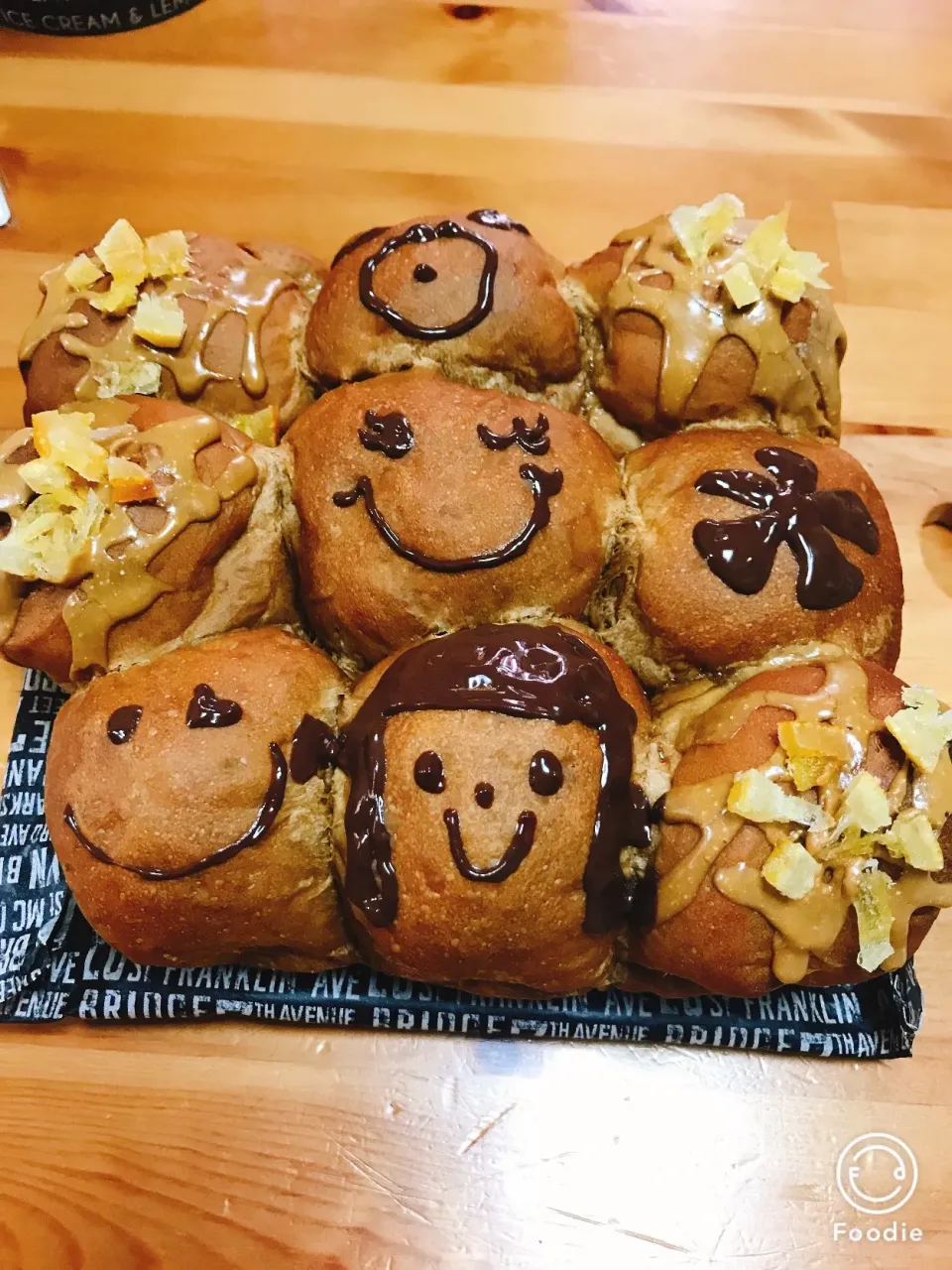 Snapdishの料理写真:子供と一緒にちぎりパン

暑い一日だったね〜〜

おやつにふわふわ焼きたてパン|Harumiさん