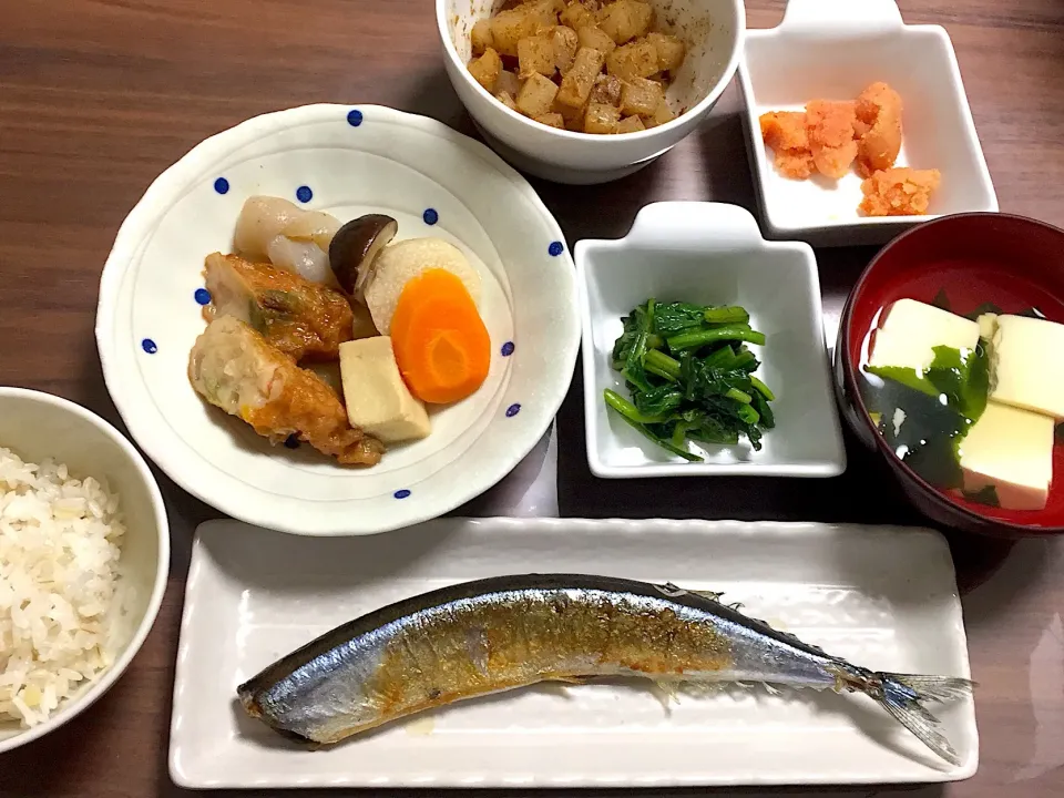 秋刀魚の塩焼き 豆腐とわかめのお吸い物 ほうれん草の胡麻和え 煮物 こんにゃく炒り煮|おさむん17さん
