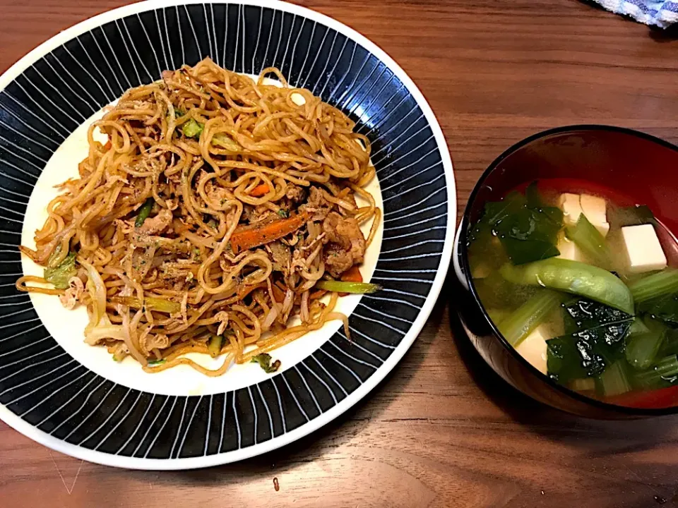 夜ご飯。焼きそばにはニンニクの芽入れたがり。|ayaro1004さん