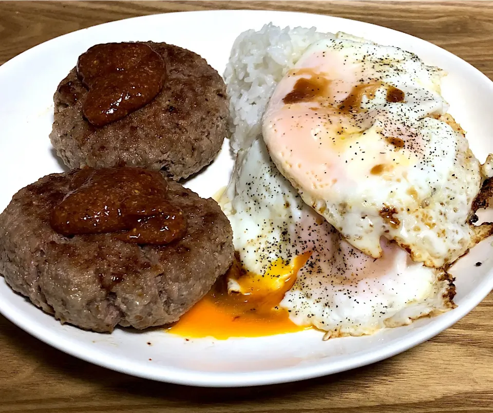 Snapdishの料理写真:今日の夕食
☆目玉焼き＆ハンバーグライス|まぁたんさん