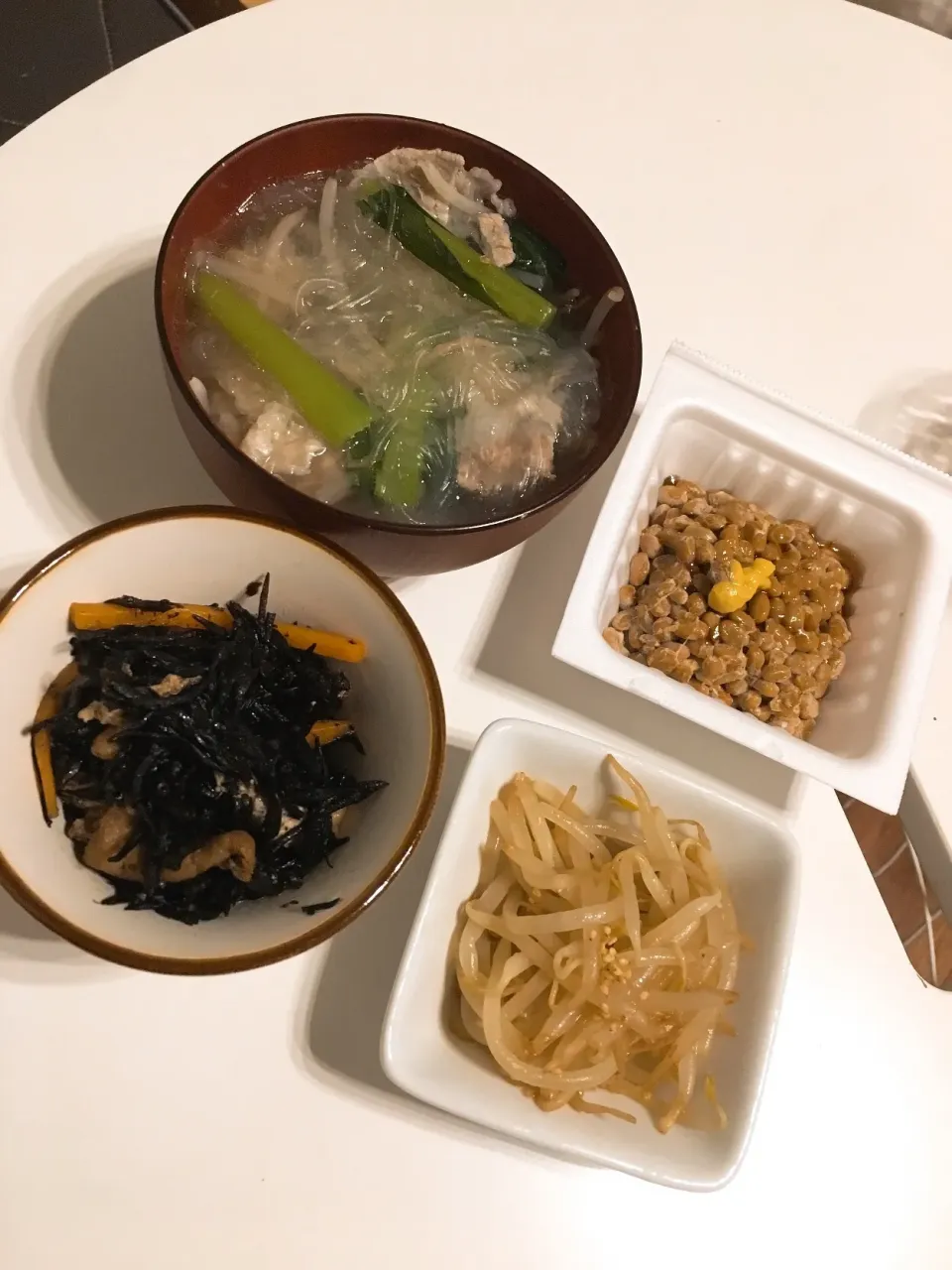 夜ご飯小松菜と春雨のスープ もやしナムル ひじき 納豆|ゆちのすけさん