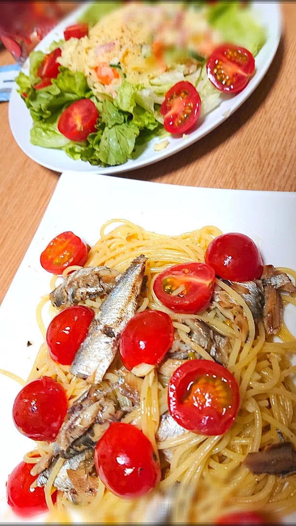 Snapdishの料理写真:オイルサーディンとミニトマトのパスタ、ポテトサラダ|伊藤央さん