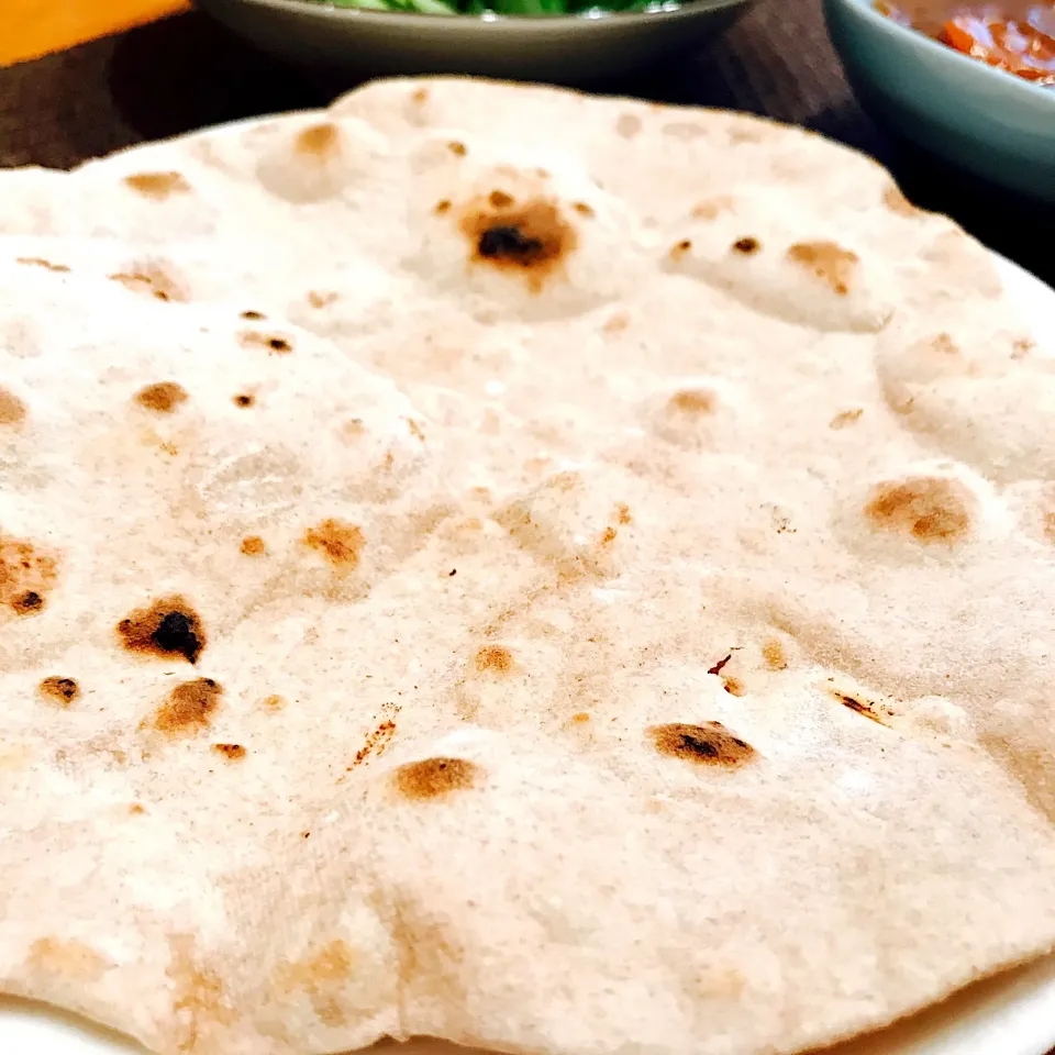 チャパティ
全粒粉使ってコネコネ🙌フライパンで焼いて作りました
カレーと一緒に食べます🍛
#チャパティ|いちごさん