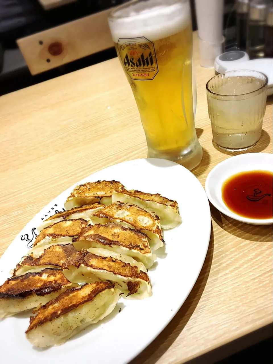 餃子×2＋生ビール ¥638|Blue Moon Caféさん