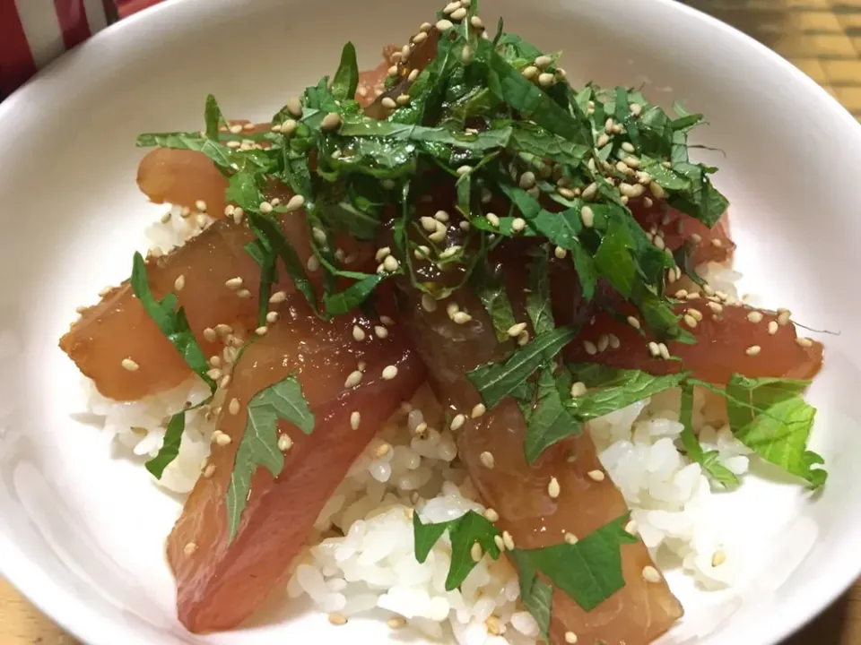 まぐろの漬け丼。大葉とごまぱらぱら|ゆづきさん