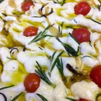 Honey and rosemary Focaccia with caramelized onions and cherry tomatoes|Charlene Kotwallさん