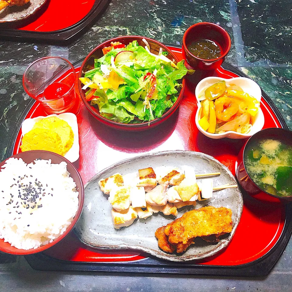 夕ご飯  ヘルシー
カサゴと鶏肉の酢豚、地鶏の焼き鳥、もずく、卵焼き、野菜サラダ、トマトの蜂蜜漬け、たけのことわかめの味噌汁、白米150グラム|mikimikiさん