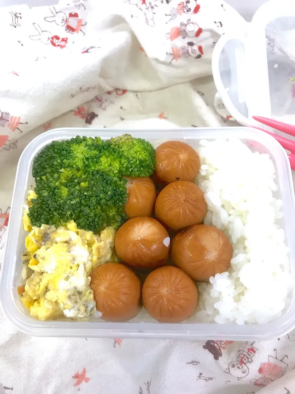 ぎゅーぎゅー弁当
豪華ではありません😅
定番だけど
 #たまご  #ソーセージ は弁当の味方|コマツ菜さん