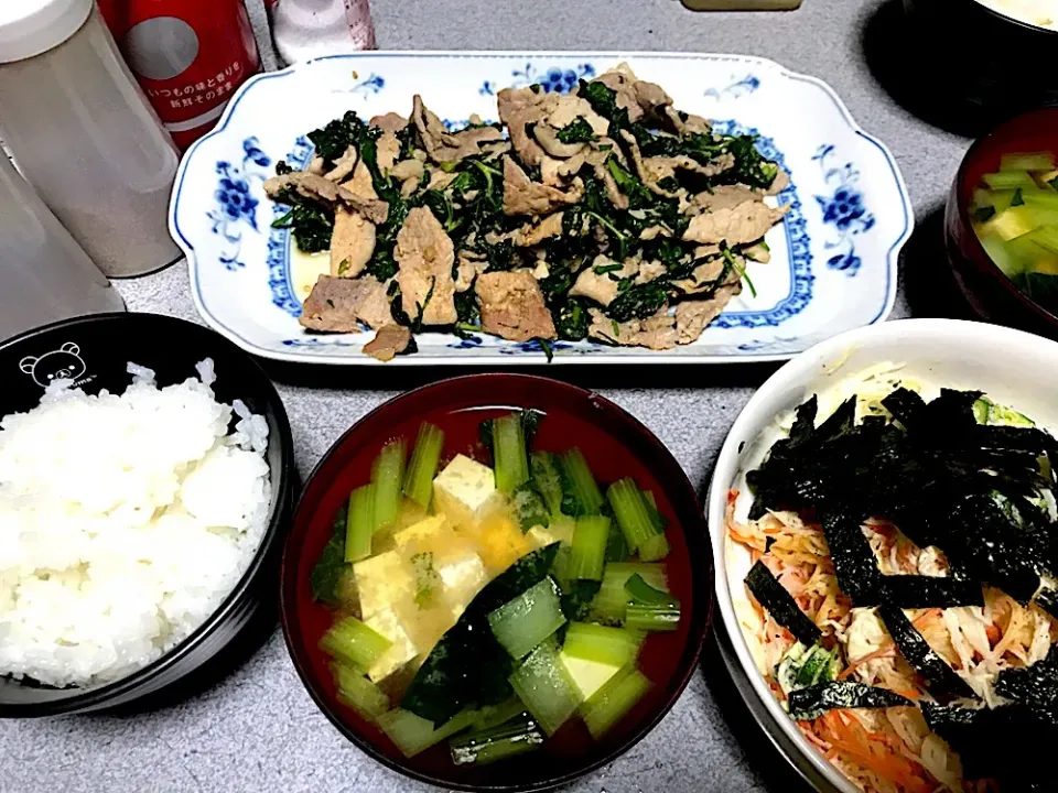 Snapdishの料理写真:家庭菜園ミツバで #夕飯 お粥白米、ミツバ胡麻肉炒め、オクラ人参スライス大根サラダ、豆腐小松菜味噌汁|ms903さん