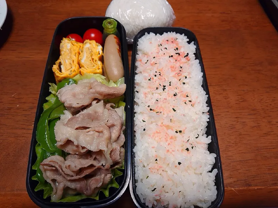 息子のお弁当

＊ご飯
＊じゃこいり出し巻き卵
＊ウインナー
＊豚しゃぶ
＊温野菜(キャベツ、ピーマン)
＊おにぎり|秀美«シュウビ»さん