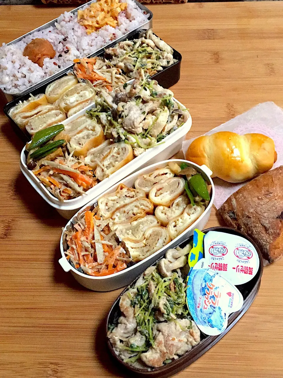 Snapdishの料理写真:5/23のお姉ちゃん&息子くん&娘ちゃん弁当🍱
息子くん車内用朝ごぱん🥐
 #弁当  #あさごぱん  #パン  #手作りパン #スコーン|ままみさん