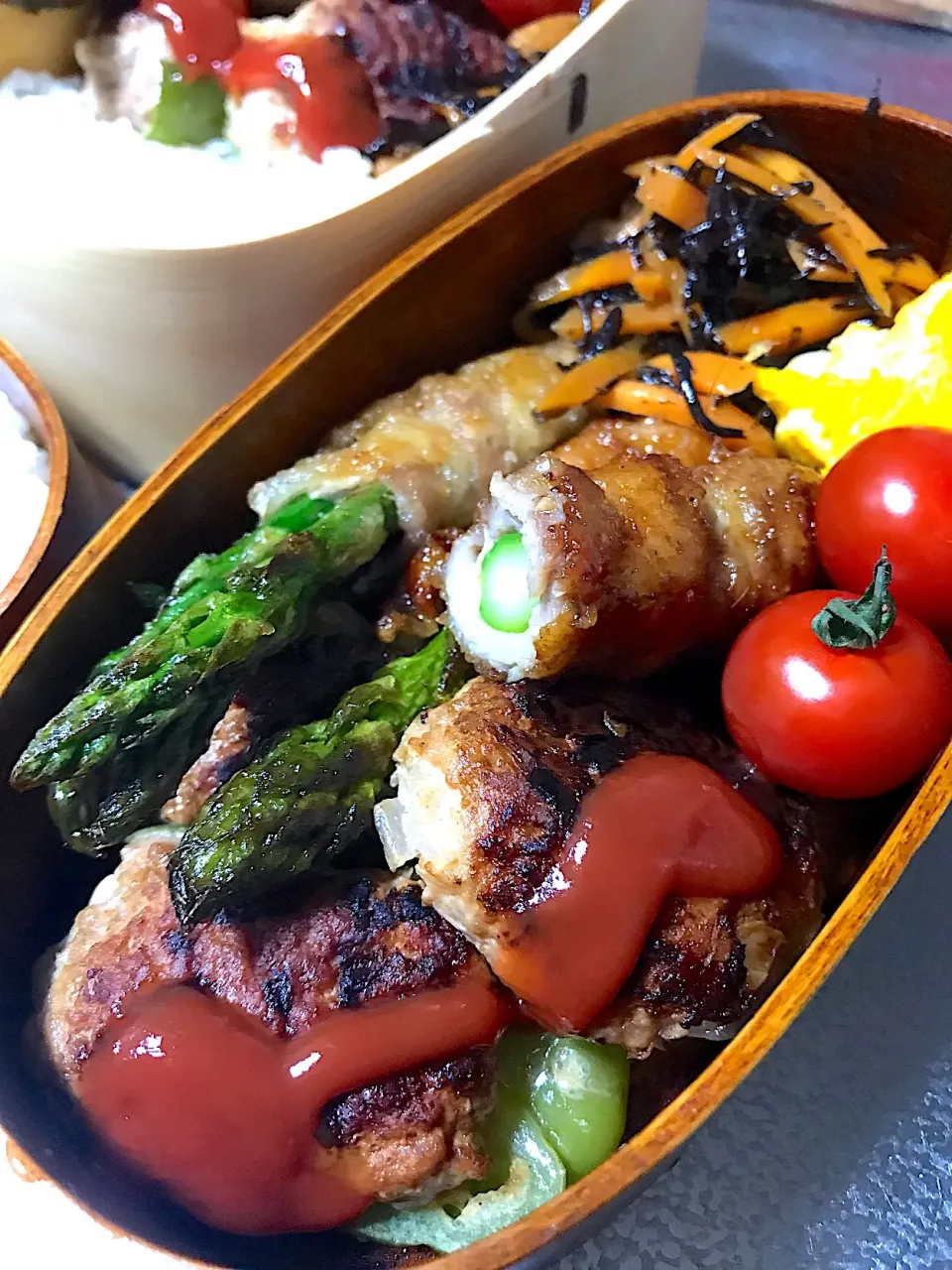 Snapdishの料理写真:ピーマンの肉詰め、アスパラの肉巻き、ひじきの煮物弁当♡|ひつじさん