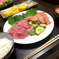 Snapdishの料理写真:お刺身盛り合わせ(大トロ、サーモン)＆
とん汁＆だし巻き|桃果🥀さん