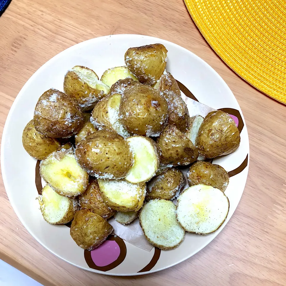 Snapdishの料理写真:かおりん✴︎❤︎さんの料理 新じゃがおつまみ＆おやつに❤素揚げポテトの塩チーズ|ラブリー心愛さん