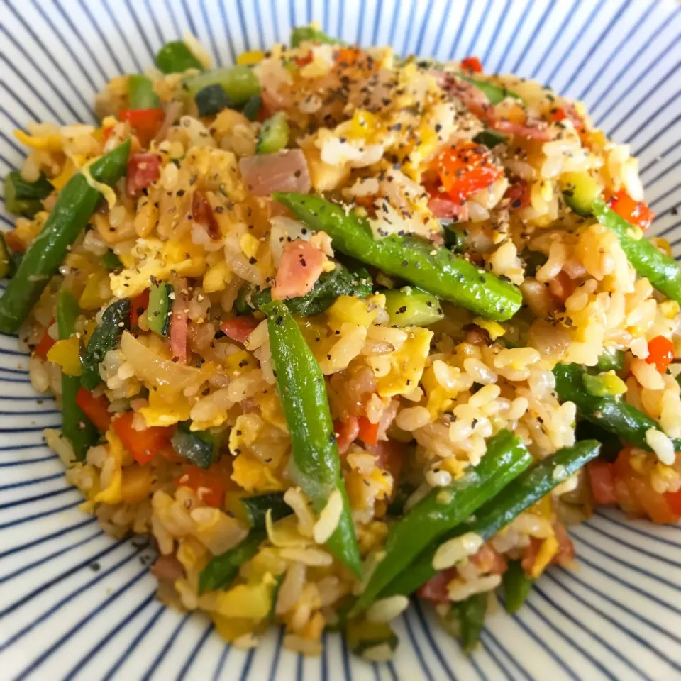 Snapdishの料理写真:アスパラのにんにく醤油炒飯|Daikiさん