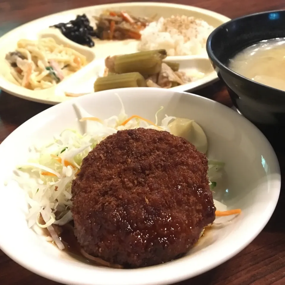 昼ごはん☀️☀️☀️
メンチカツ  ふきの煮物  スパサラダ  鶏ごぼう  昆布佃煮  みそ汁|ぽんたさん