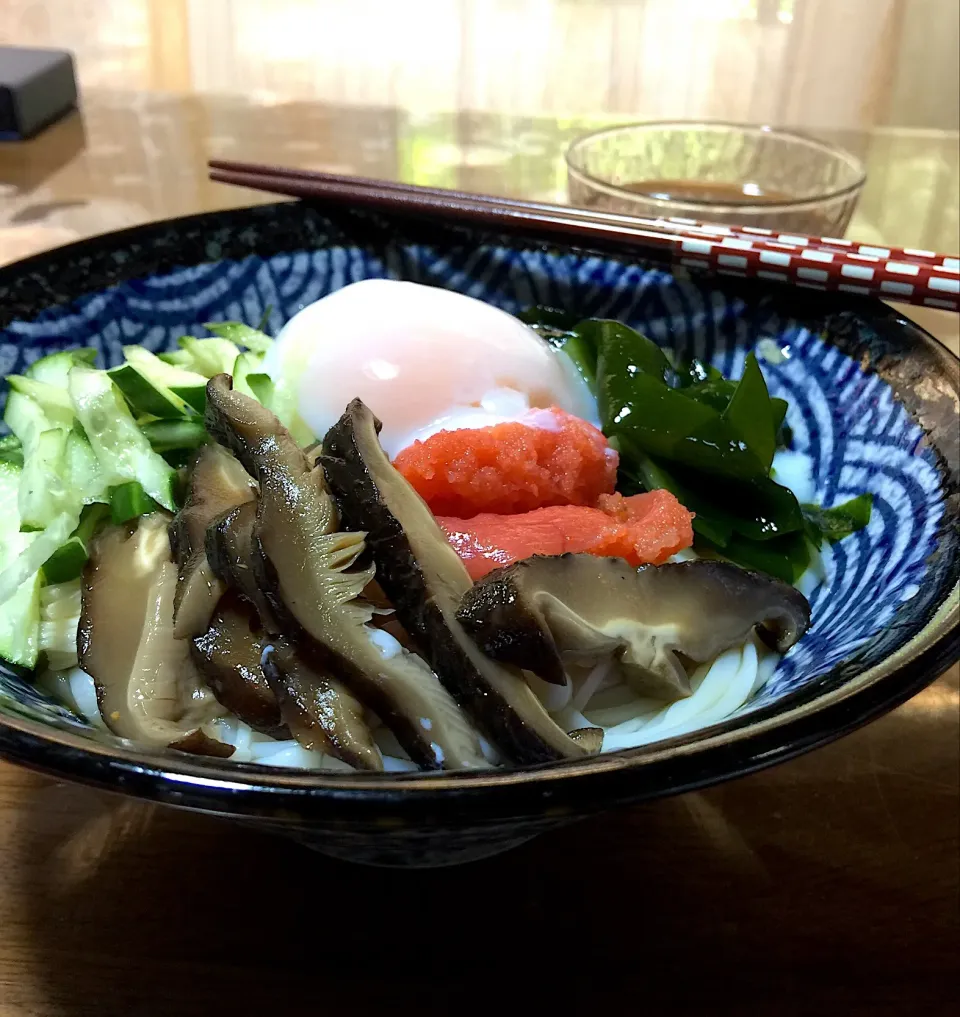 シャキシャキシメジを加えた 温玉ぶっかけうどんでランチ|keikoさん